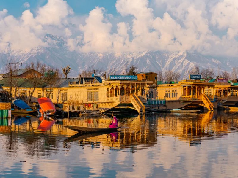 Living in a Houseboat During Winter