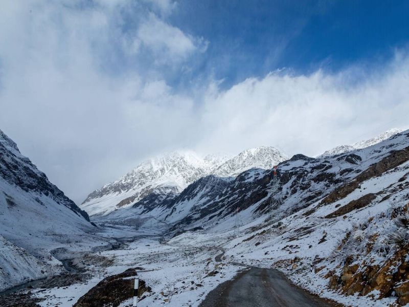 Snow Valley of Drass