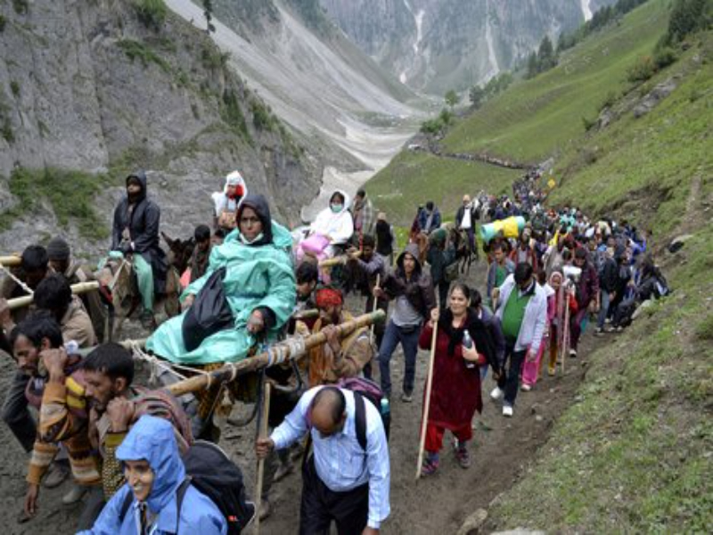 Pilgrims on their way to Amarnath cave