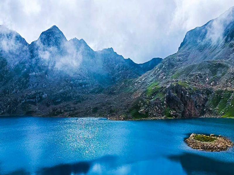 The sapphire-hued Damamsar lake