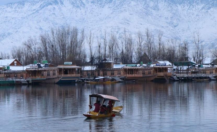 Houseboat in winters