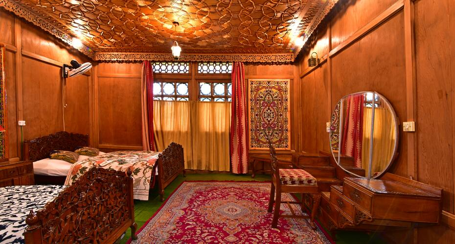 Houseboat stay Srinagar